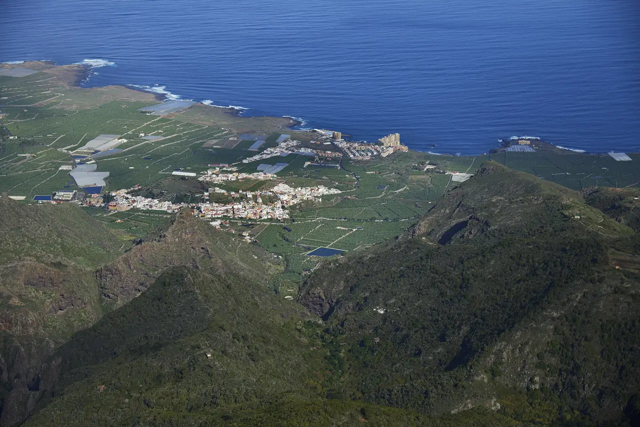Vista aérea de Los Silos y la costa de la Isla Baja